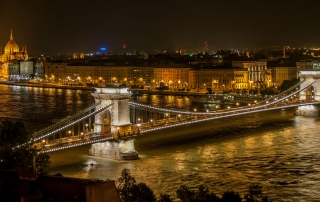 szechenyi_chain_bridge_in_budapest_at_night